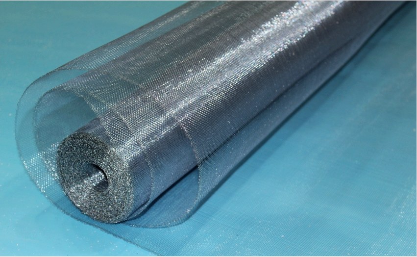 A szúnyogháló üvegszálas anyagból készül, amelyet bevonnak egy PVC alapú gumival készített kompozícióval
