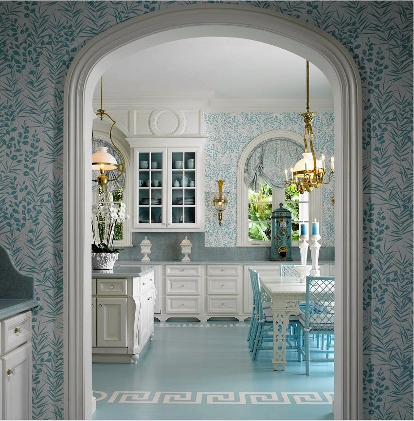 A konyhában található világos háttérkép kék mintája frissíti a szobát