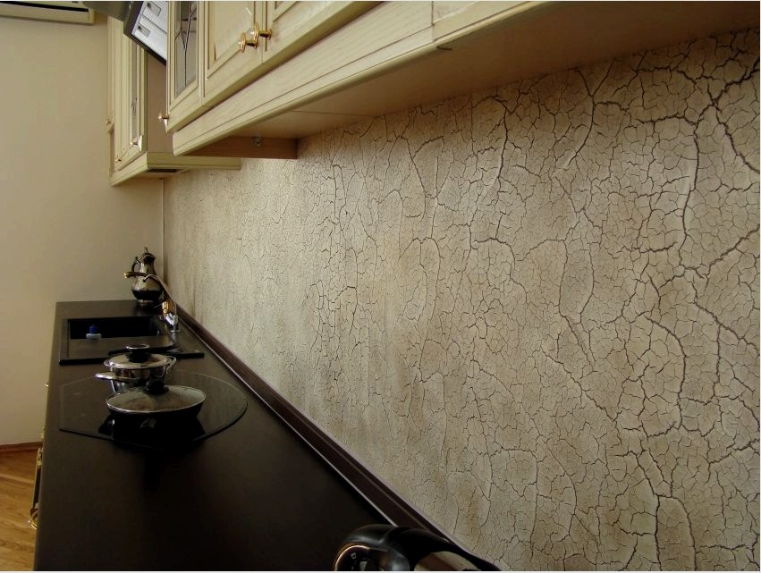 Az antikvitás falak hatásának megteremtése elősegíti a dekoratív dekoráció megvalósítását a craquelure technikával
