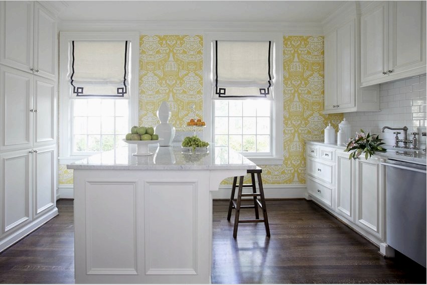 A sárga tapéta mintája gyönyörűen visszatükröződik a fehér konyhához