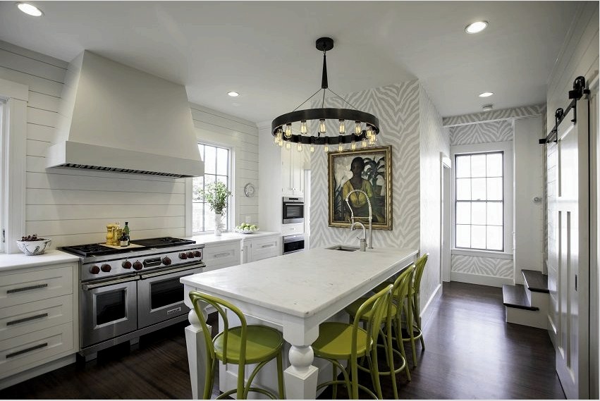 A konyha szürke-fehér tapétaval kialakított formája lehetővé teszi bármilyen színű lakberendezés hozzáadását
