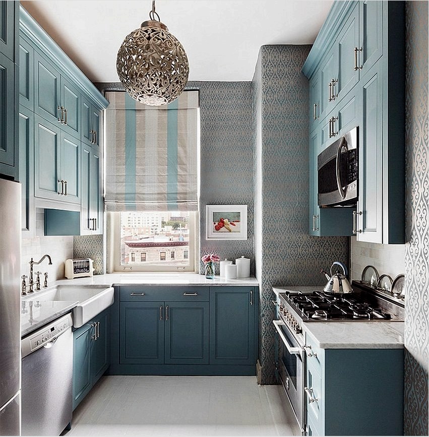 Finom dekoráció a konyhában, kék árnyalataiban, fémes fényességgel
