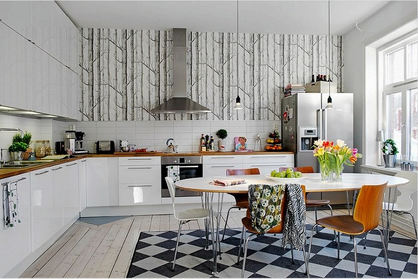 A konyhában a fákkal készült falfestmények nagyszerűek
