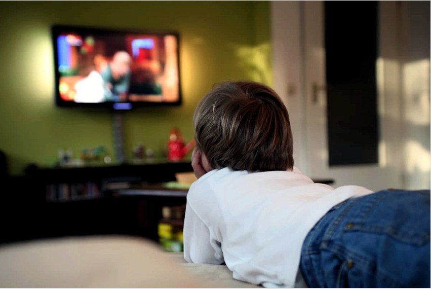 Amikor TV-t telepít az óvodába, figyelembe kell vennie, hogy a gyermek különféle pozíciókban nézheti meg