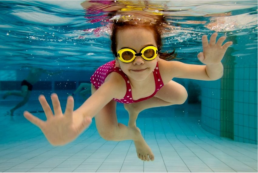 Ha kisgyermekek úsznak a medencében, akkor a víz hőmérsékletét 30 ° C-ra kell emelni