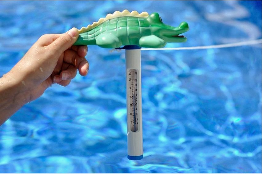 Fontos, hogy a medence vízhőmérséklete kényelmes legyen, különösen, ha a gyerekek úsznak benne