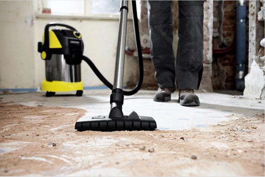 Az önszintező keverék felhordása előtt a beton padlóját alaposan meg kell tisztítani.