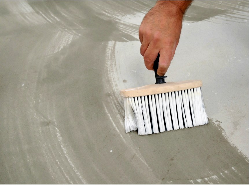 Akril vagy epoxi impregnálás felhasználható a beton felületek keményítésére a padló előkészítése előtt.