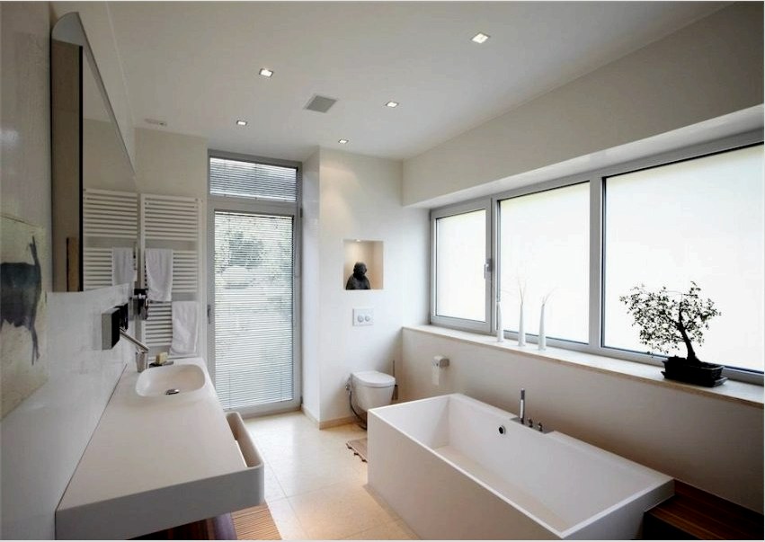 A természetes szellőztetést egy ablak biztosítja a magánház fürdőszobájában, ám ez a legtöbb apartman fürdőszobájában nem elérhető