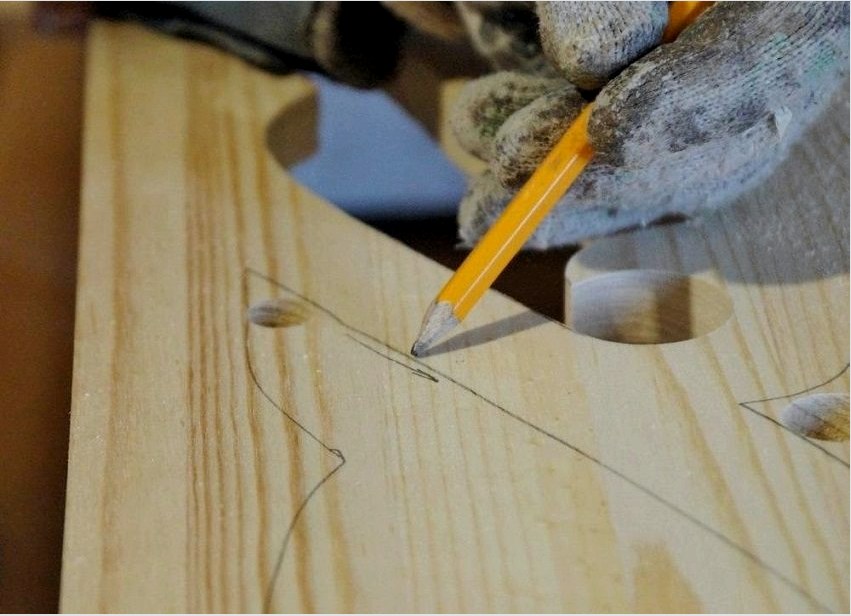Csináld magad az ablakokhoz, 2. lépés: rajzolj egy mintát egy egyszerű ceruzával az elülső fa felületre