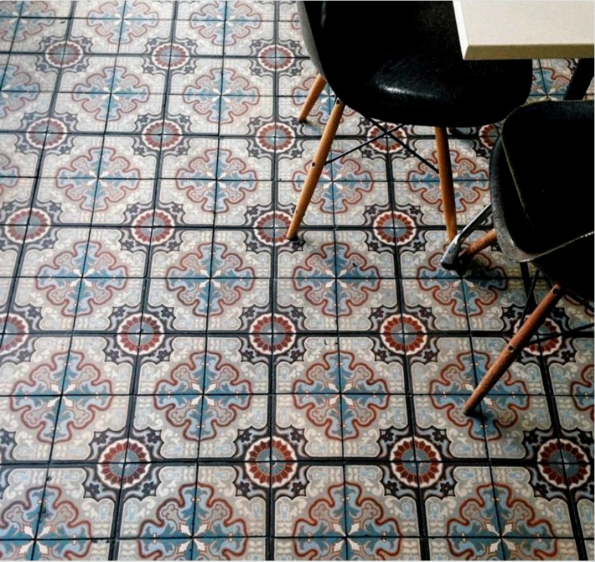 A konyha padlóját 10x10 cm-es négyzet alakú lapok borítják