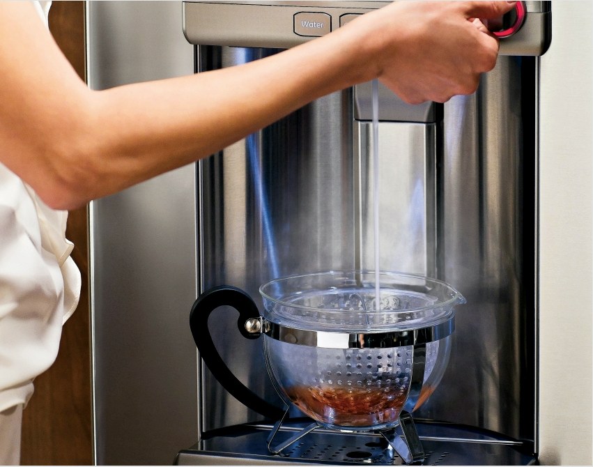 A víz melegítésének köszönhetően a hűtőkészülék tea vagy kávé főzéséhez használható, mivel a víz hőmérséklete elérheti a 95 ° C-ot.