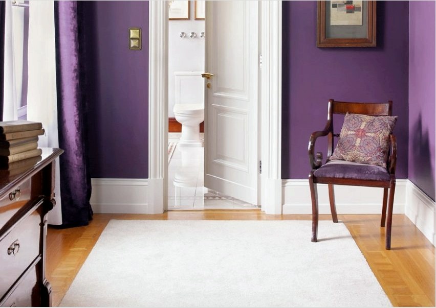 A fehér padlólap és a világos lila fal kontrasztos kombinációja