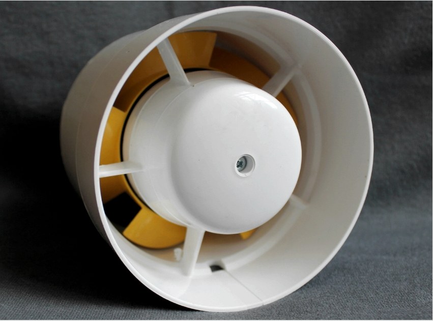 A tervezési jellemzők miatt a légcsatorna ventilátora nehezebb telepíteni, de kényelmesebb a használata.