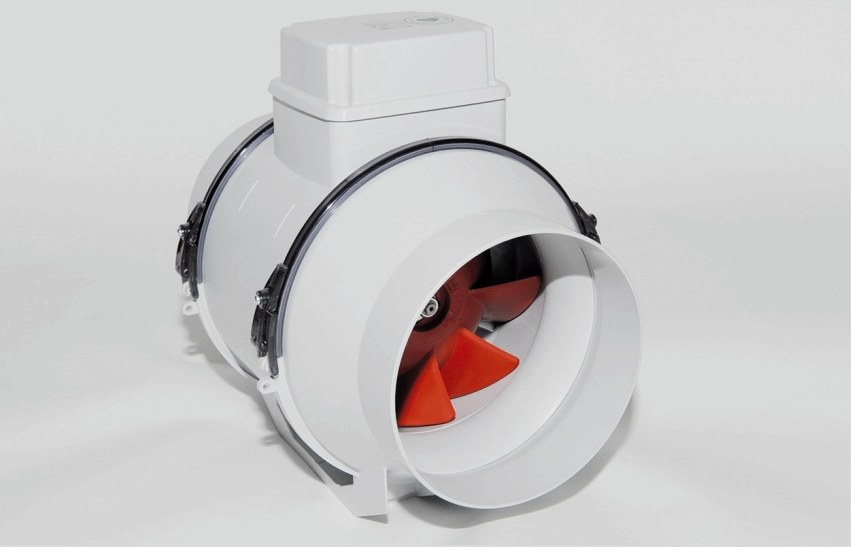 A műanyag házvezeték-ventilátorokat általában kis helyiségekben használják.