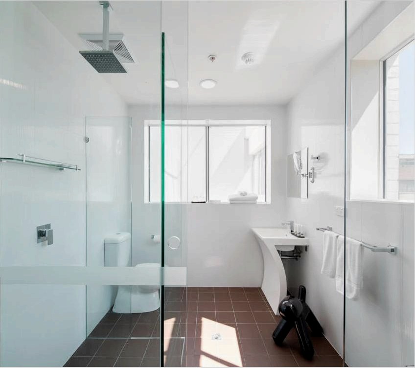 Fehér feszített mennyezet egy minimalista fürdőszobában