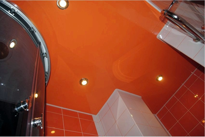 Világos narancssárga mennyezet egy modern fürdőszobában
