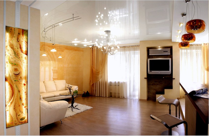 A fehér feszített mennyezet jó megvilágítású, vizuálisan kibővíti a helyiséget, bármilyen színű bútorokat felszerelhet