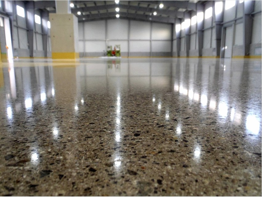 A beton padlójának portalanításához használhat csiszolást, keményítést feltöltéssel és speciális impregnálással történő feldolgozást