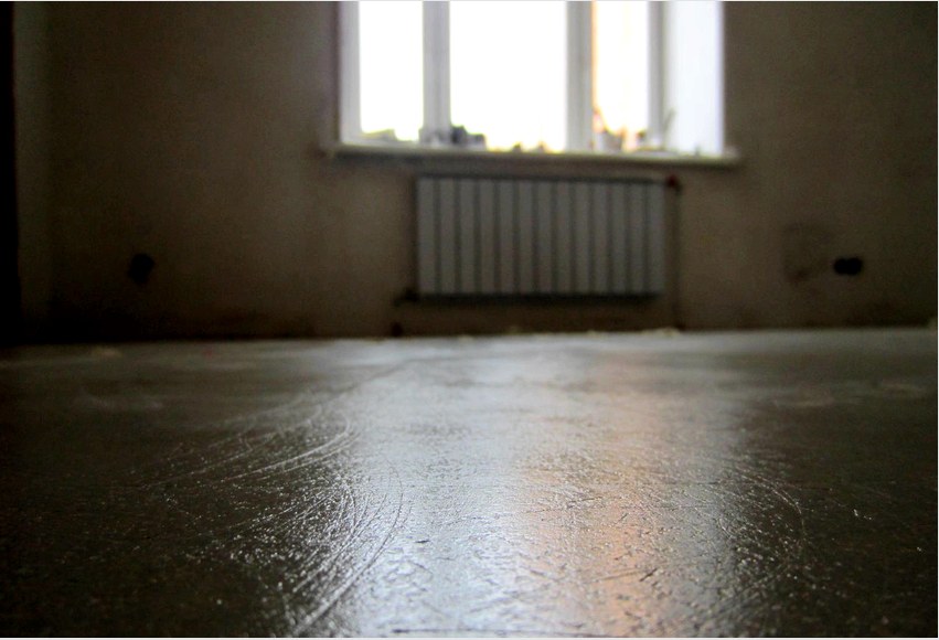 A polimer padlót kétszer kell kezelni impregnálással.