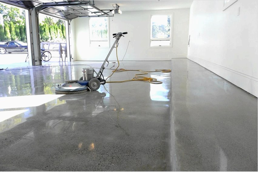 A betonpadlót nedvesített felületre és szárazra egyaránt csiszolják