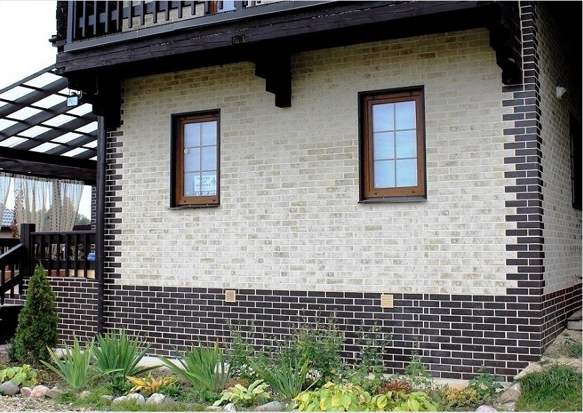 A ház külső falait homlokzati panelek képezik.