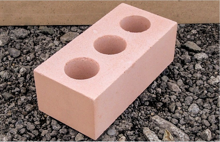 A beton burkolótégla magas tulajdonságokkal rendelkezik a külső tényezőkkel szembeni ellenálló képességgel