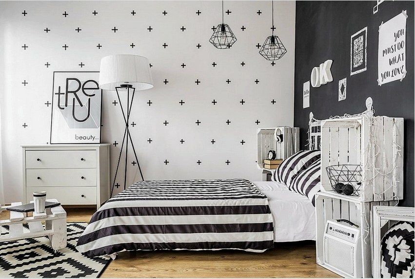 A hálószobának fekete-fehér tónusokkal történő megtervezéséhez a fali dekoráció kombinációja szükséges, hogy a belső tér harmonikus legyen