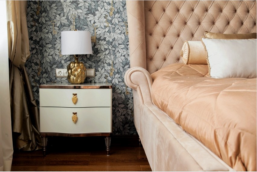 A hálószoba tapéta színét kombinálni kell bútorokkal és textilanyagokkal.