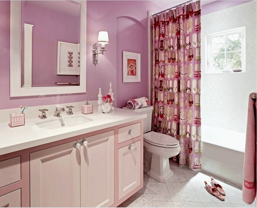 Az állandóan magas páratartalom miatt nem minden fürdőszoba háttérkép használható ebben a helyiségben.