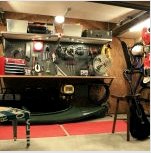 DIY munkapad a garázsban: választás a fa és a fém között