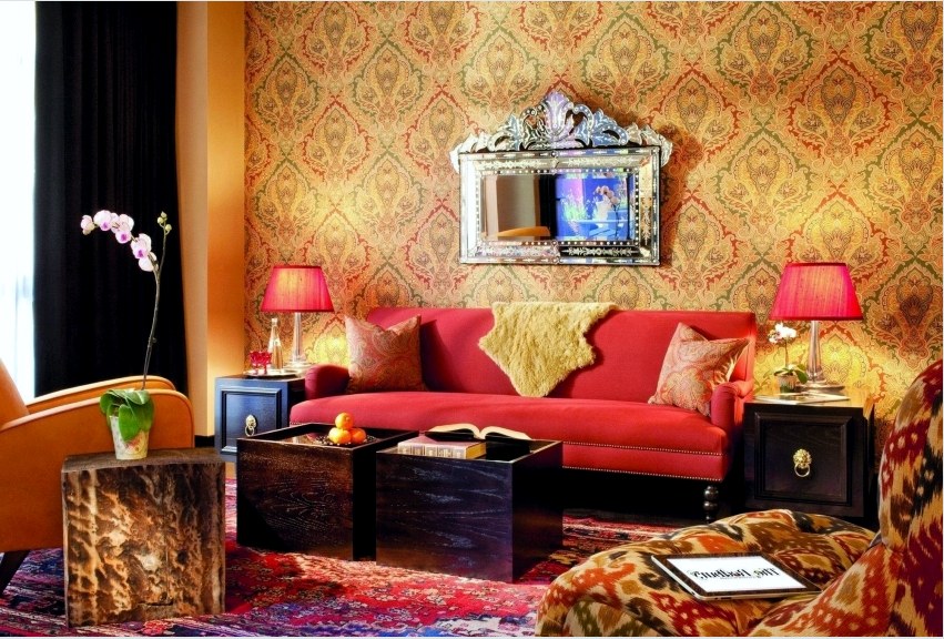 A keleti stílus a nappali kialakításában meleg színű tapéta használatát foglalja magában, arany vagy piros díszítéssel.