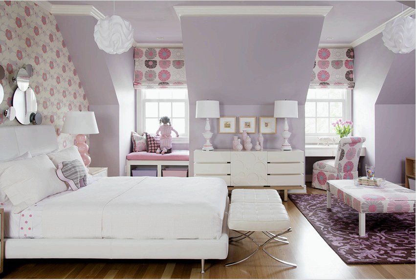 Példa egy szoba díszítésére finom lila színű háttérképpel