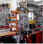 DIY munkapad a garázsban: választás a fa és a fém között