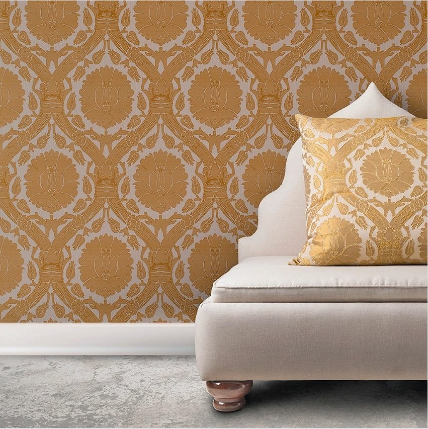 A tapéta mintája visszhangzza a kanapé párna díszítését.