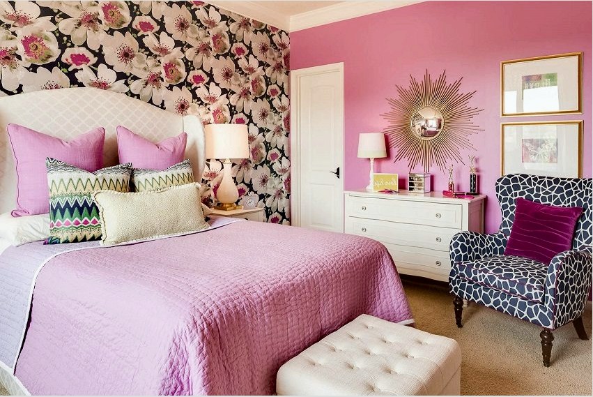 A hálószobában található színes virág dísz lágy rózsaszín sima háttérképpel kombinálva a hálószobában nagyon elegáns