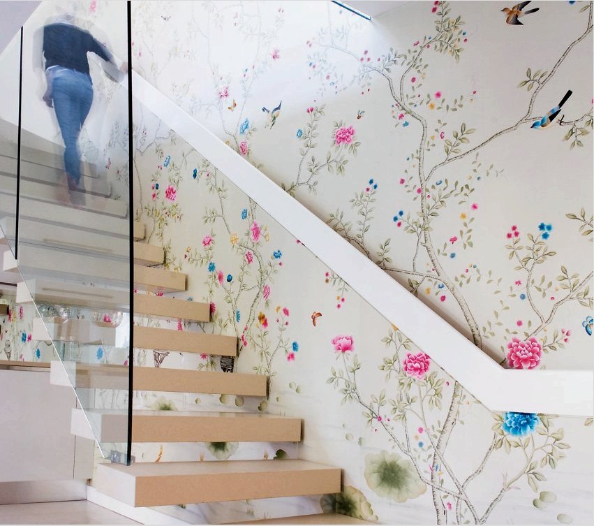 A lépcsőcsarnokot virágmintás világos háttérkép díszíti.