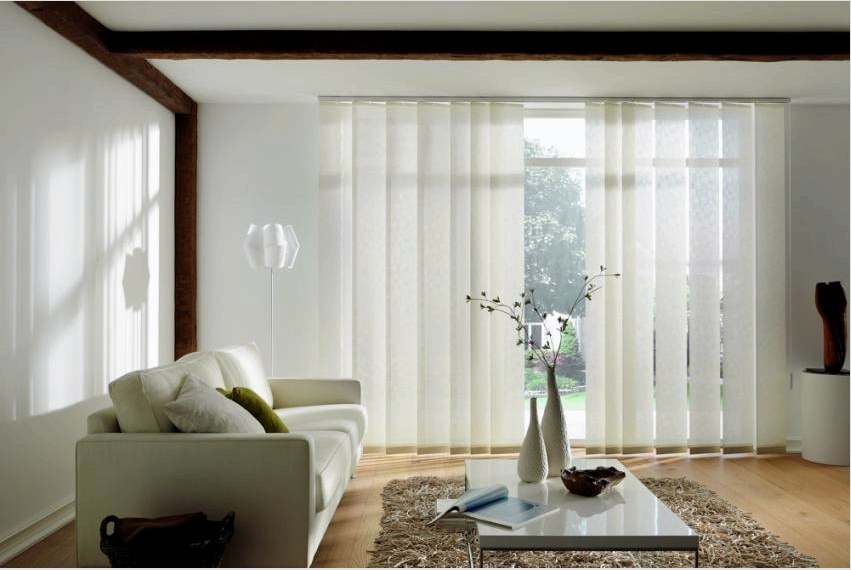 Az ablak redőnyök áttetsző szövetének köszönhetően a napfény bejuthat a helyiségbe