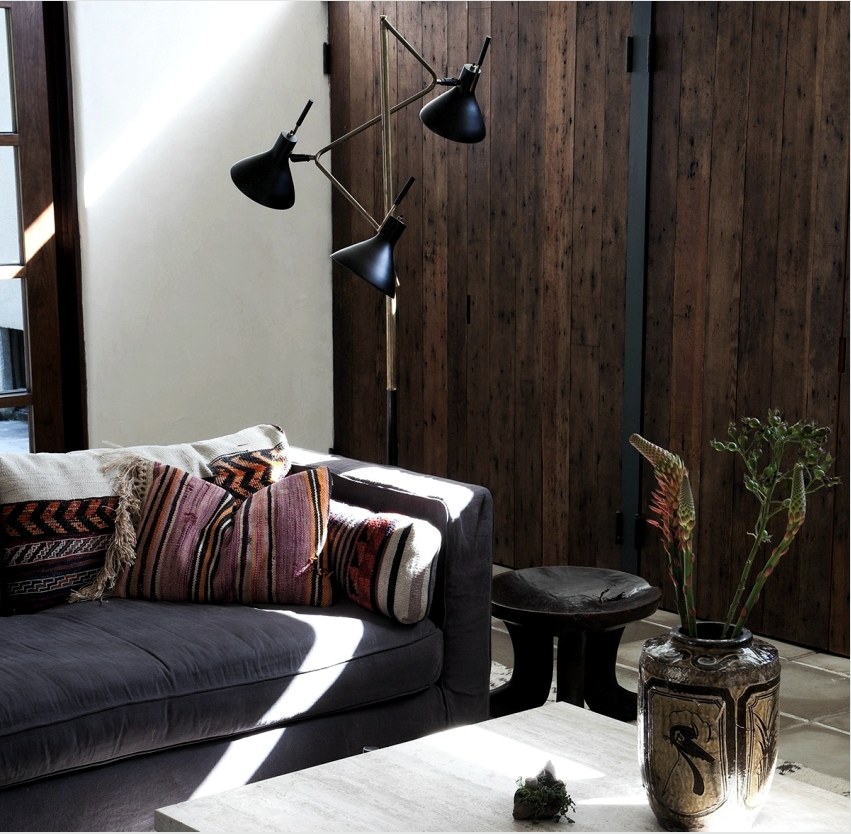 A fából készült háttérkép sötét árnyalataival díszítheti a szobát a loft, a modern vagy az ország stílusában.