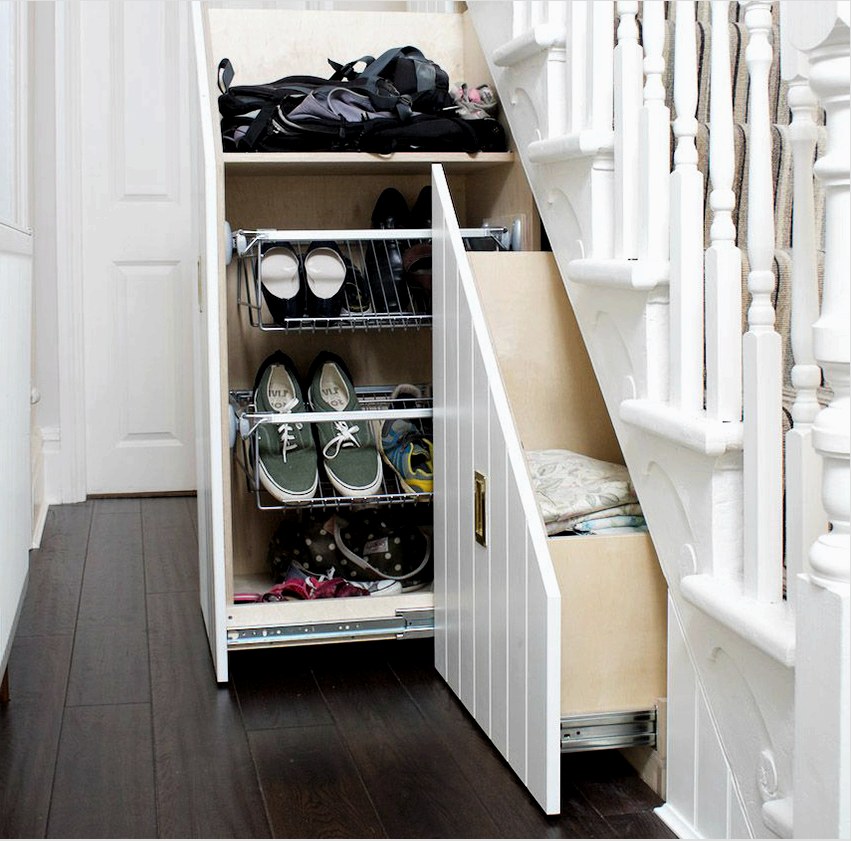 Ha a házban vagy a lakásban lépcső van, akkor a cipőtartót a lépcső alá lehet helyezni
