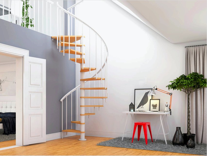 A házban olyan típusú lépcsők telepíthetők, mint egyenes, spirális, kombinált és középrepülés.