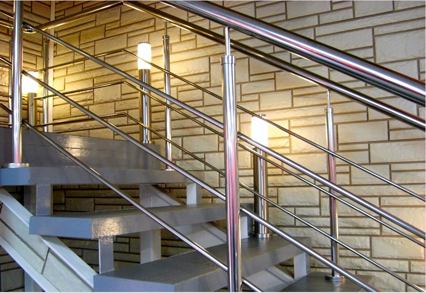 A rozsdamentes acél lépcsőskorlát előnyei a hosszú élettartam és a vonzó megjelenés