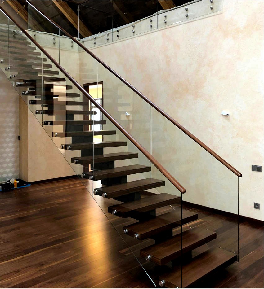 A belső tér legjobb megoldása a hi-tech, a minimalizmus és a fúzió stílusában az üvegből készült lépcsők korlátai