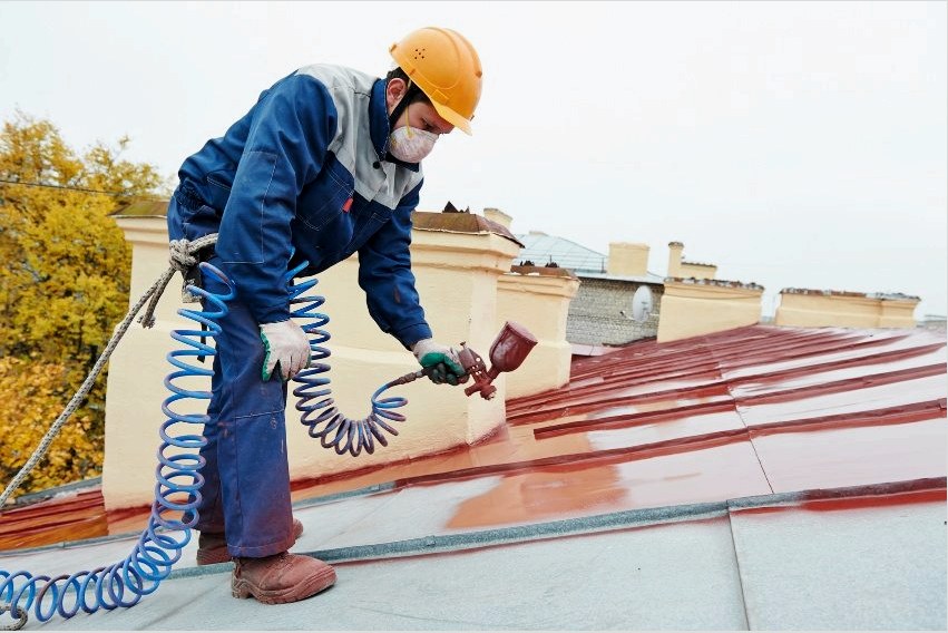 Az acél vagy alumínium tető esztétikus megjelenését festéssel egészítheti ki