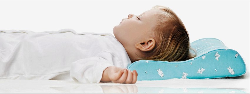 A csecsemők számára ideális párna szintetikus töltőanyagot tartalmaz