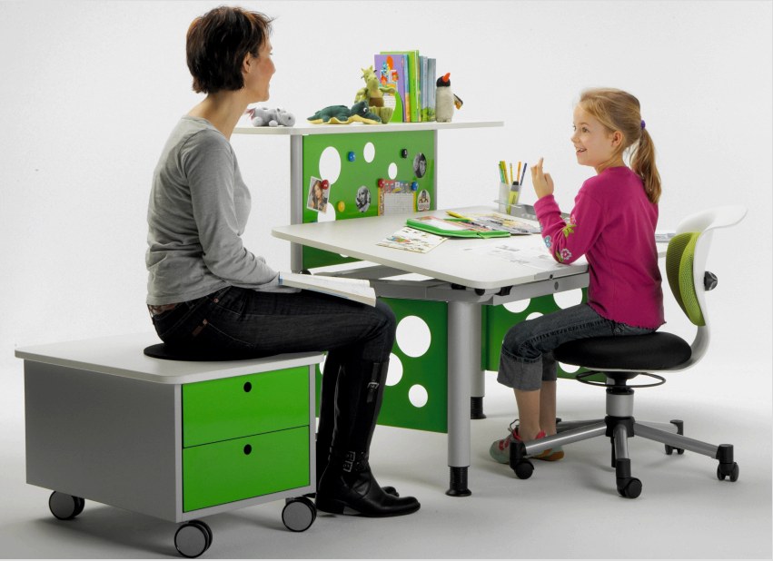 A szék biztosítja a gyermek testének megfelelő helyzetét, elősegíti a házi feladatok hatékonyabb elvégzését