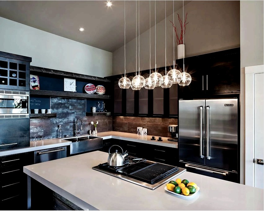 A konyha megvilágításának egy bizonyos opciójával vizuálisan beállíthatja a szoba alakját és méretét
