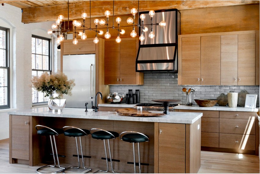 A konyhába szerelt lámpák közvetlen hatással vannak a szoba kialakításának általános felfogására