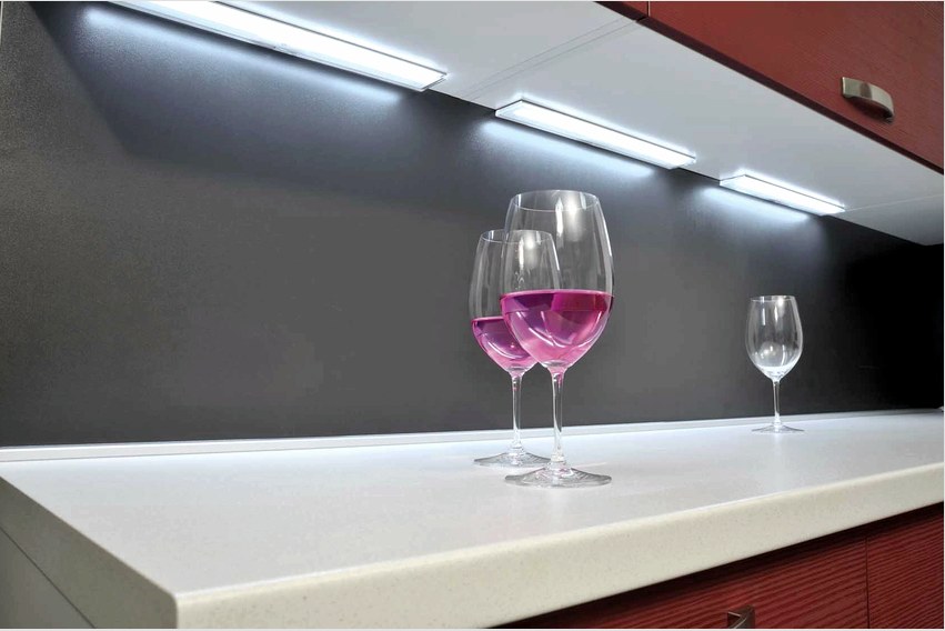 A konyhaszekrények lineáris világítását a szekrények alatt egymás mellett, kis távolságra elhelyezkedő lámpákkal rendezik el