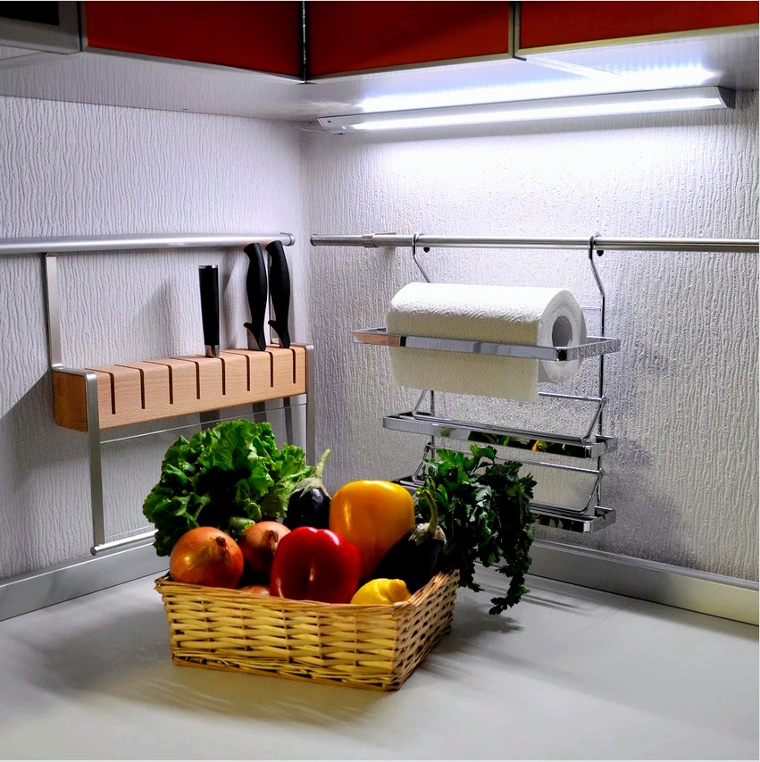 A LED-csíkokon kívül a konyhában szerepelnek modellek is